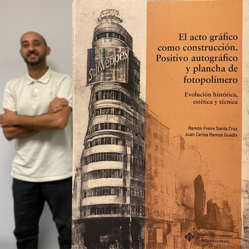 ramón Freire junto a la portada de su libro sobre fotograbado con polímero